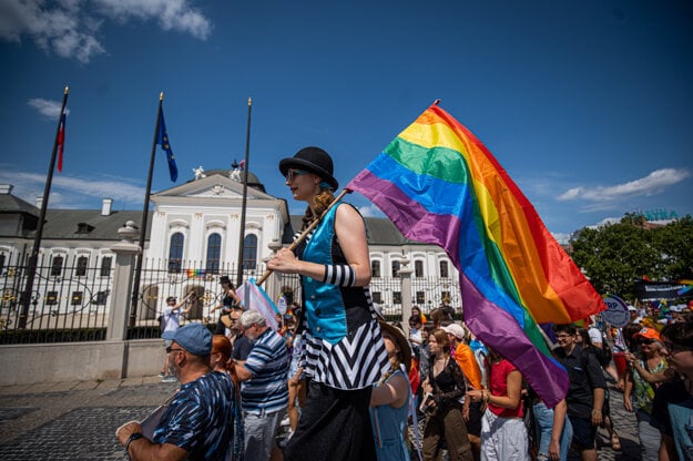 Dúhový Pride v júli 2023 prechádza popred prezidentský palác.  (zdroj: SME/Marko Erd)