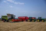 Kombajny počas žatvy na poľnohospodárskom družstve Agro Voderady v Slovenskej Novej Vsi.