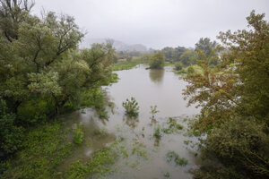 Zvýšená hladina Dunaja v bratislavskej mestskej časti Devín počas dní kedy Slovenský hydrometeorologický ústav vydal 2. a 3. stupeň meteorologickej a hydrologickej výstrahy pre západné Slovensko.