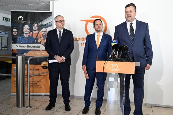 Sprava generálny riaditeľ Železničnej spoločnosti Slovensko Peter Helexa, podpredseda predstavenstva Martin Bahurinský a člen predstavenstva Karol Henzély. 