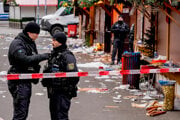 Policajti strážia miesto útoku na vianočných trhoch v Magdeburgu.