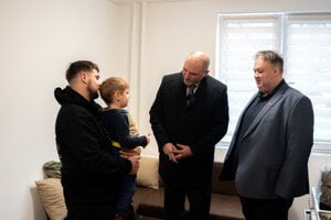 Pri odovzdávaní boli aj Radoslav Dráb a Jaroslav Polaček.