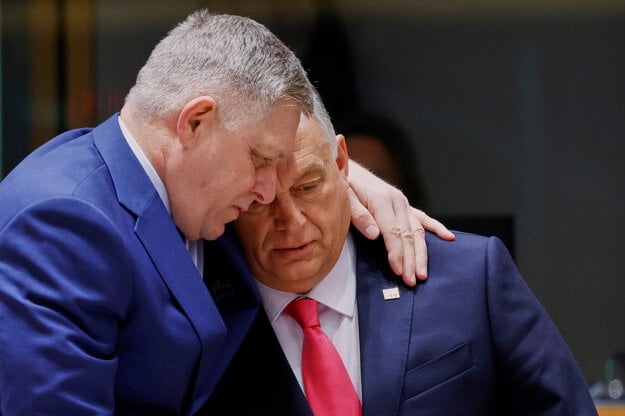 Premiér Robert Fico s maďarským premiérom Viktorom Orbánom. (zdroj: SITA/AP)