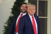 Americký prezident Donald Trump a vzadu jeho viceprezident J. D. Vance.