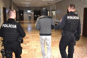 Martina policajti odvádzajú zo súdu do väznice.