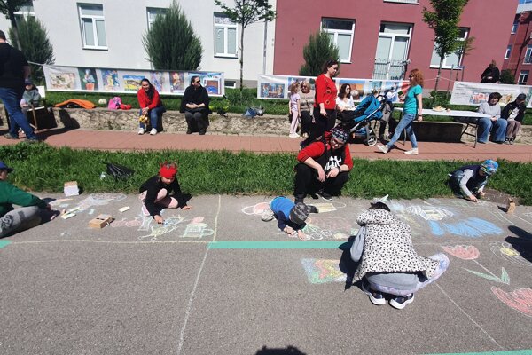 Kreslenie na chodník podľa motívov diela Juraja Kréna prilákalo na Ulicu Juraja Kréna vyše sedemdesiat detí. 