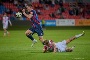 Vionista Marek Kuzma (vľavo) až dvakrát rozvlnil sieť, rozhodcovia mu však uznali iba jeden gól.