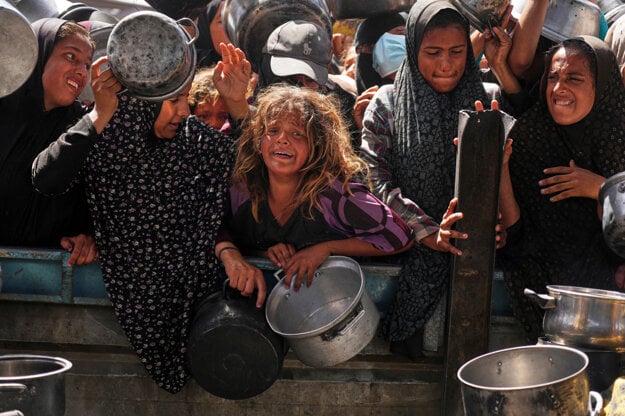 Palestínčania sa zúfalo snažia dostať k jedlu. (zdroj: SITA/AP)