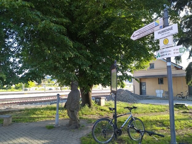 Socha Švejka na stanici v Humennom. (zdroj: SME/Jozef Ryník)