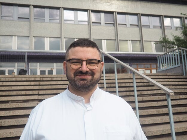 Matúš Hatok slúži aj v nemocnici na Triede SNP. (zdroj: Korzár/Elena Danková)