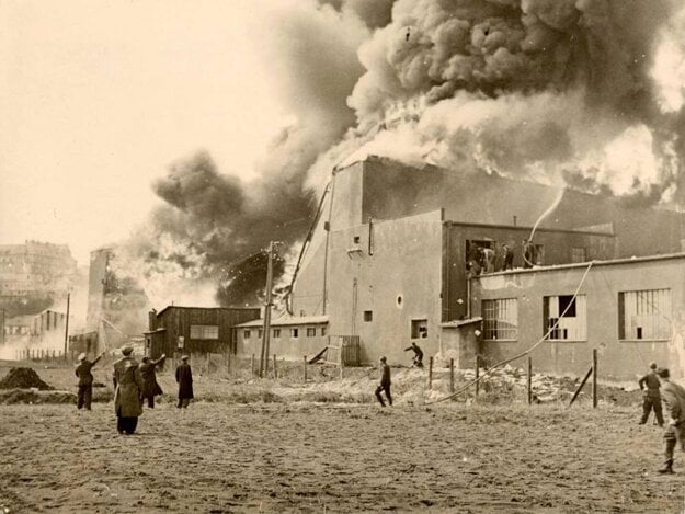 Továreň na lietadlá na Chrenovej v roku 1947 zhorela. Reštituentke pôvodne štát priznal náhradu tri milióny korún. (zdroj: Klub priateľov starej Nitry, FB)