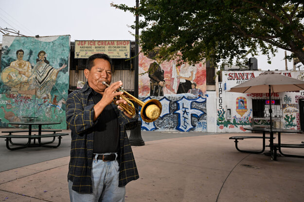 Hudobník hrá v pondelok na trúbke na námestí Mariachi Plaza. Toto obľúbené miesto v štvrti Boyle Heights prilákalo po imigračných raziách v Los Angeles oveľa menej ľudí. (zdroj: Joshua Lott — The Washington Post)