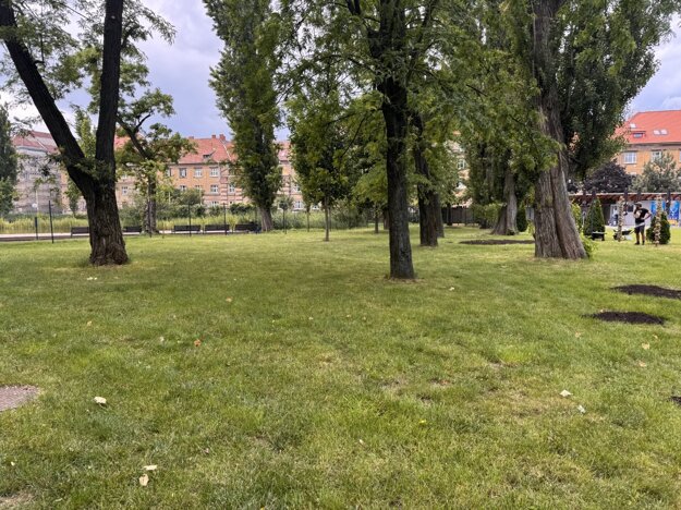Rozšírená plocha kúpaliska, plot natiahli až k jazierku. (zdroj: archív)
