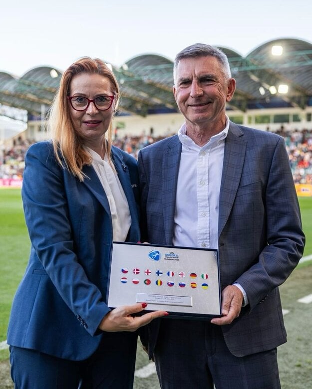 Jozef Antošík s pamätnou plaketou. (zdroj: MŠK Žilina)