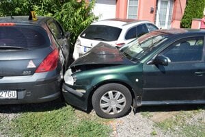 Pod vplyvom alkoholu narazil do dvoch áut v Podlužanoch.