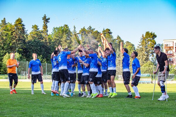 Futbalisti FC Sedem Námestovo si prevzali víťazný pohár na ihrisku Liptovského Hrádku.