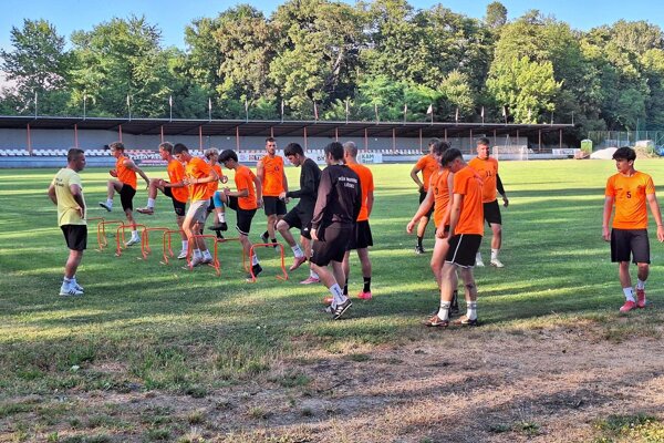 Andrej Kamendy (vpravo) pripravuje tím na novú sezónu.