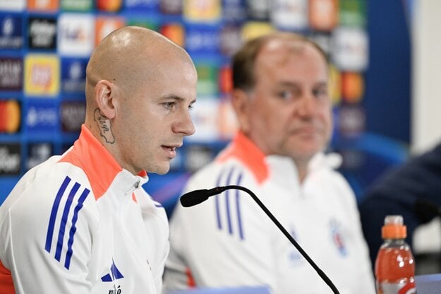 Tréner ŠK Slovan Bratislava Vladimír Weiss a hráč a jeho syn Vladimír Weiss ml. (zdroj: TASR)