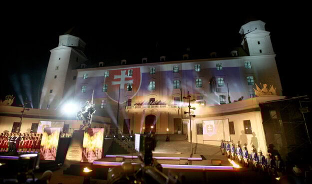 Odhaľovanie sochy Svätopluka na Bratislavskom hrade tesne pred voľbami v roku 2010 sa zvrhlo na propagandu strany Smer za štátne financie. (zdroj: Tomáš Benedikovič/SME)