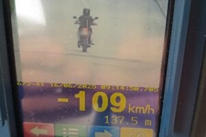 Motorkára zastavili.