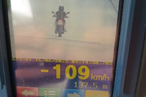 Motorkára zastavili.