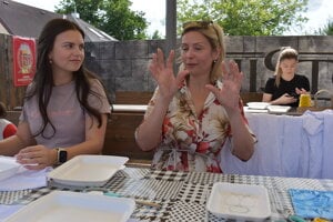 Na workshope učila záujemcov potláčať tričká podľa vlastných návrhov. Bolo treba začať nákresom motívu ceruzkou na box na jedlo. Pokračovalo sa nanášaním farieb hubkou, odtláčaním na textil. Po vyschnutí farieb prišlo na rad žehlenie.