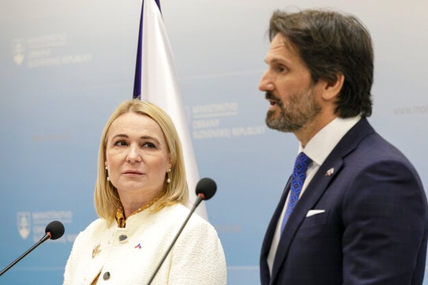 Česká ministerka obrany Jana Černochová a jej slovenský rezortný kolega Robert Kaliňák. (zdroj: TASR)
