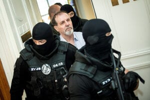 Eskorta privádza obžalovaného Juraja Cintulu na súd.