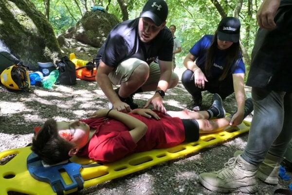 Stretnutie samaritánov ukončil zásah pri páde dieťaťa zo skaly. Turistov museli ubezpečovať, že je to len simulácia