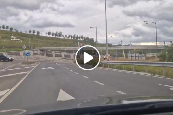Zarážajúce, ako sa šofér zachoval na kruhovej križovatke v Brezne.