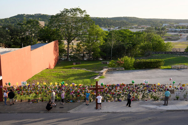 Vznikajúci pamätník obetí záplav v Texase v meste Kerrville.
