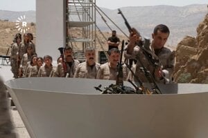 Kurdskí bojovníci vkladajú zbrane do kotla. Jeho zapálením začalo odbrojovanie.