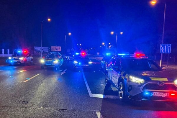 Nočná policajná naháňačka skončila zadržaním dvoch mladíkov. 