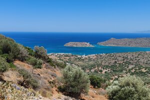 pohľad z kopcov na záliv a ostrov Spinalonga
