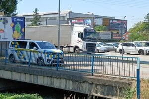 Jedno z dispečerských vozidiel Dopravného podniku mesta Košice pri križovatke VSS.