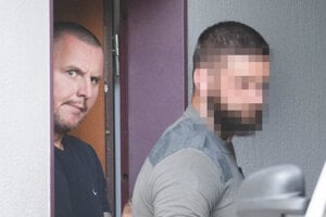 Bombica špecializovaný súd nechce prepustiť, pohoršil si gestom z apríla
