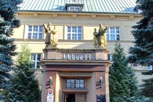 Štefánikov ústav, kedysi sídlo strednej  zdravotníckej školy, má dnes v prenájme fakulta.