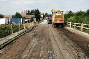 Most v Hokovciach uzatvorili 16. júla, hneď sa aj začali práce.