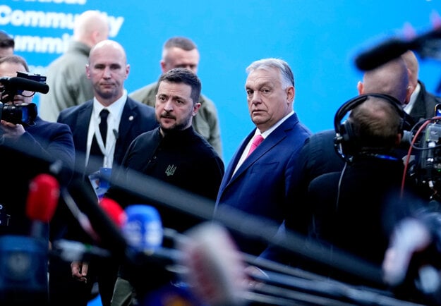 Ukrajinský prezident Volodymyr Zelenskyj a maďarský premiér Viktor Orbán. (zdroj: SITA/AP)