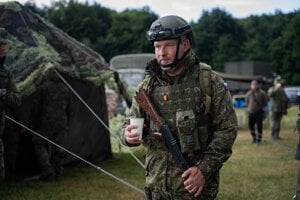 Pellegrini cvičí a Šutaj Eštok žiada rešpekt. Berieme na vedomie (týždeň podľa komentátorov SME)