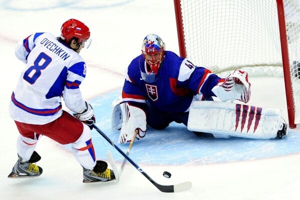 Brankár Jaroslav Halák zneškodňuje nájazd Alexandra Ovečkina v zápase Slovensko - Rusko na ZOH 2010.
