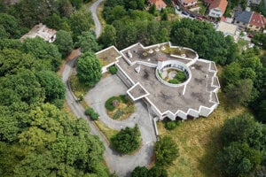 Biely dom s členitou architektúrou. Pozrite si zábery vládnej rezidencie v Košiciach