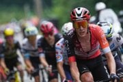 Thymen Arensman počas 14. etapy na Tour de France 2025. 