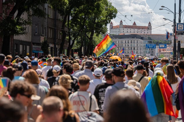Sprievod smeroval na Zámockú ulicu pod Hradom. (zdroj: SME - Marko Erd)