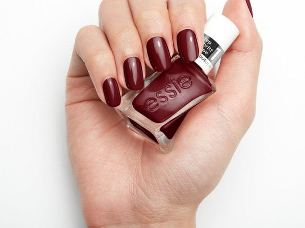 Lak na nechty Essie Gel couture v odtieni 360 Spiked.13,49 €. (zdroj: Essie)