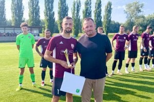 Pred zápasom Slovnaft Cupu Komoča - Bánov si prebral pohár za najlepšieho strelca VII. ligy v predchádzajúcej Albert Szabó. Ten bol úspešný aj proti Bánovu.  