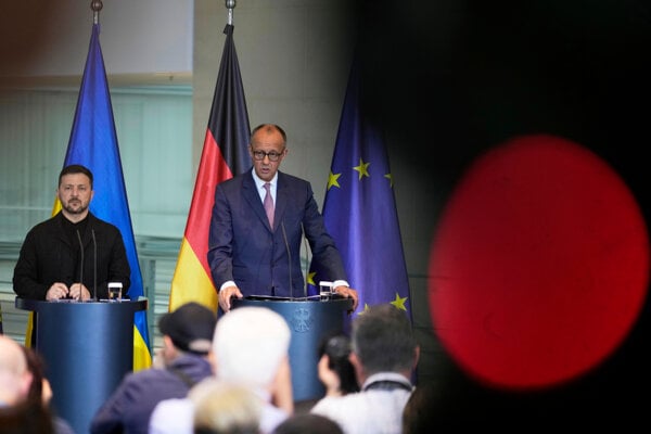 Ukrajinský prezident Volodymyr Zelenskyj a nemecký kancelár Friedrich Merz.