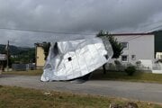 Ľudia majú po smršti nárok na takzvanú humanitárnu pomoc od štátu. 