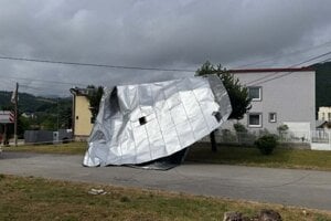 V meste strhlo strechy na desiatich domoch. Ministerstvá vysvetľujú, ako je to s pomocou štátu