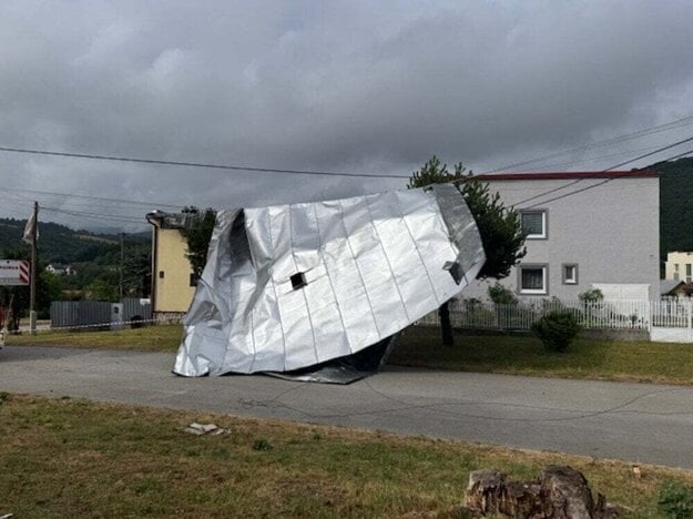 Ľudia majú po smršti nárok na takzvanú humanitárnu pomoc od štátu.  (zdroj: Mesto Medzev)